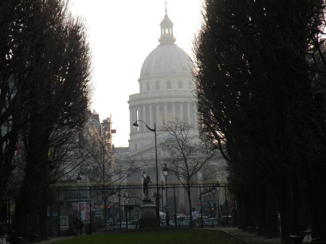  Panthéon dans la brume